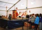 Renáta pri čítaní na Bohoslužbách, Varšava, jún 2001